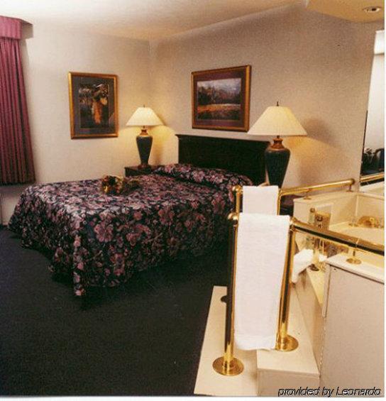 Lees Inn & Suites Muncie Room photo